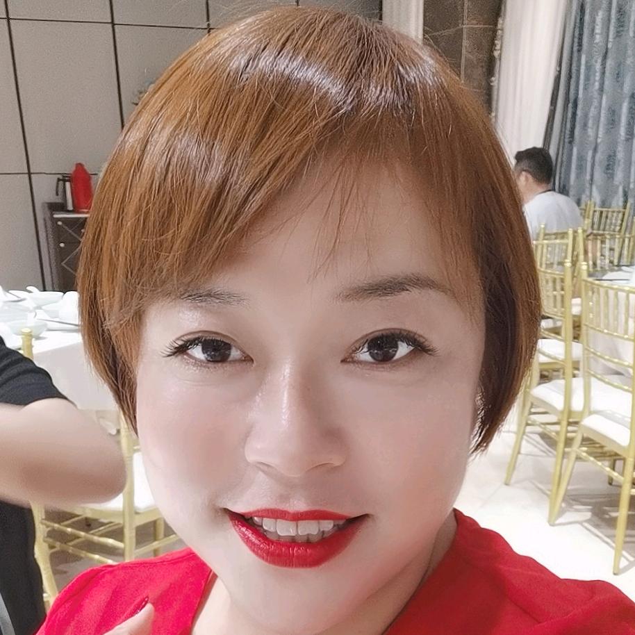 玩抖音的小姐姐