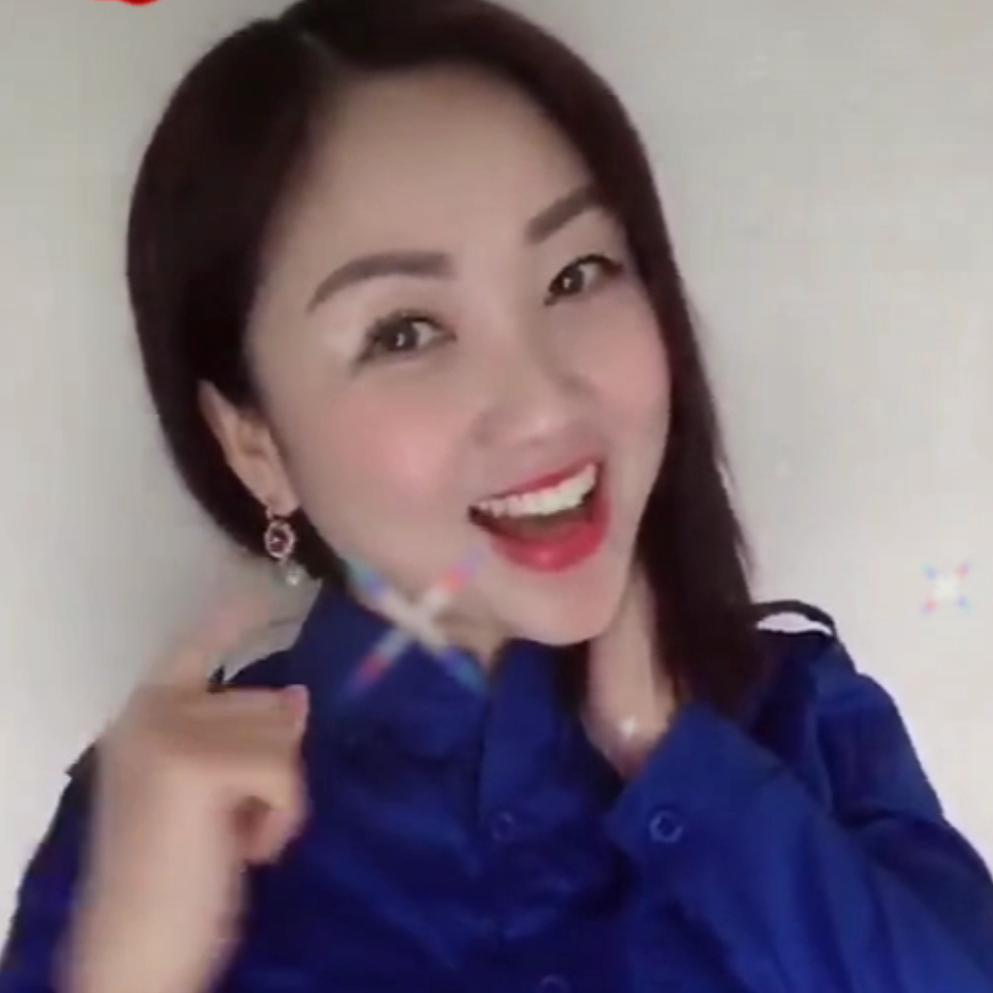 姐妹三人一起玩。