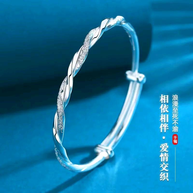 中百大厦一楼圣维亚尼银饰卖银子，主营银玉