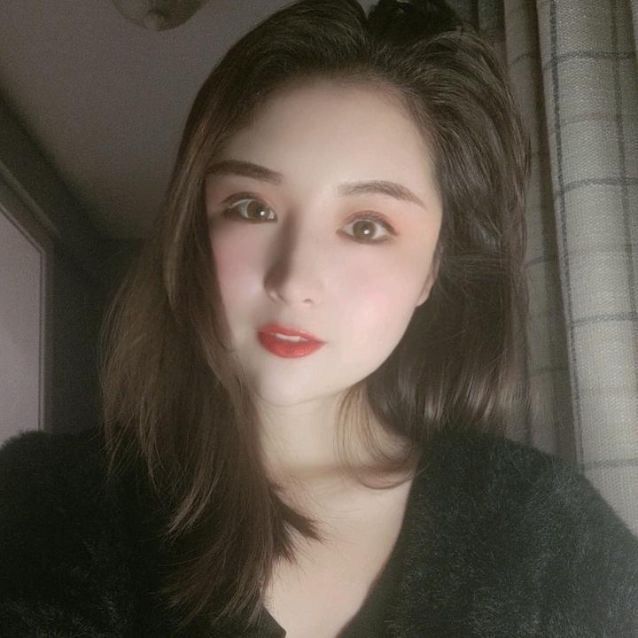 吻 臀 .