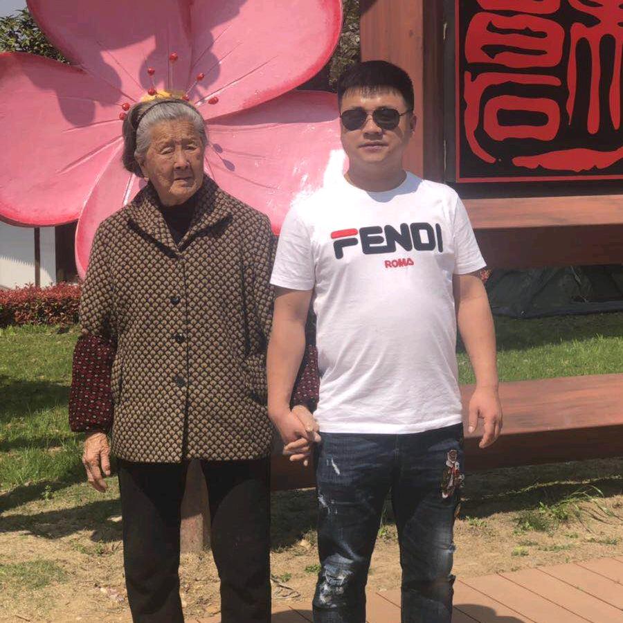 爱打羽毛球