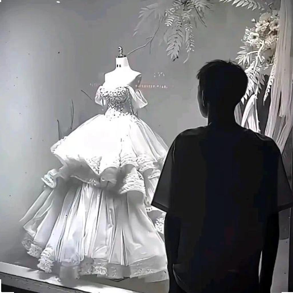 忘穿西装的山鬼