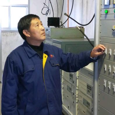 敕木山顶电视塔维护员