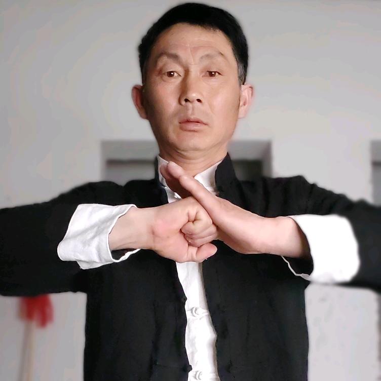 九节鞭疯哥