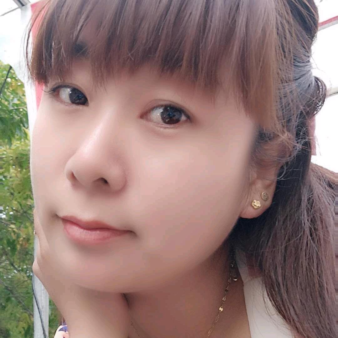 小何*