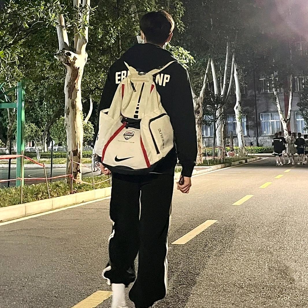 大鹏不会扣篮