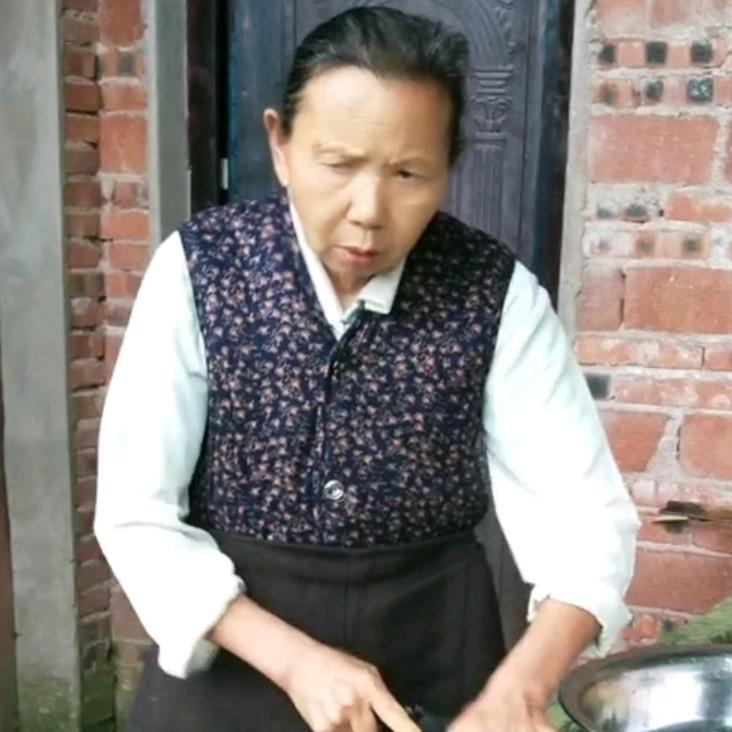 坚强的刘奶奶