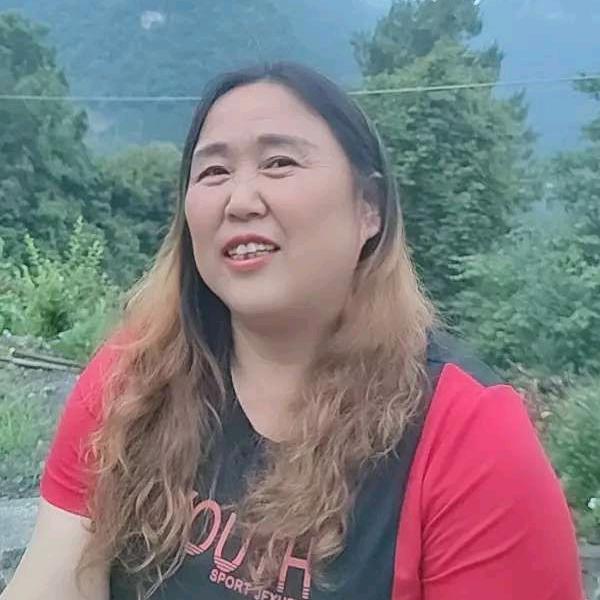 小河边。