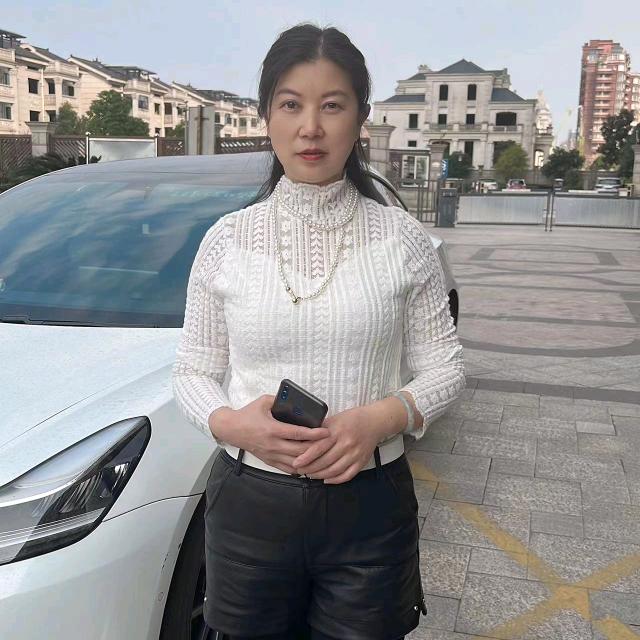 艳姐，苗族