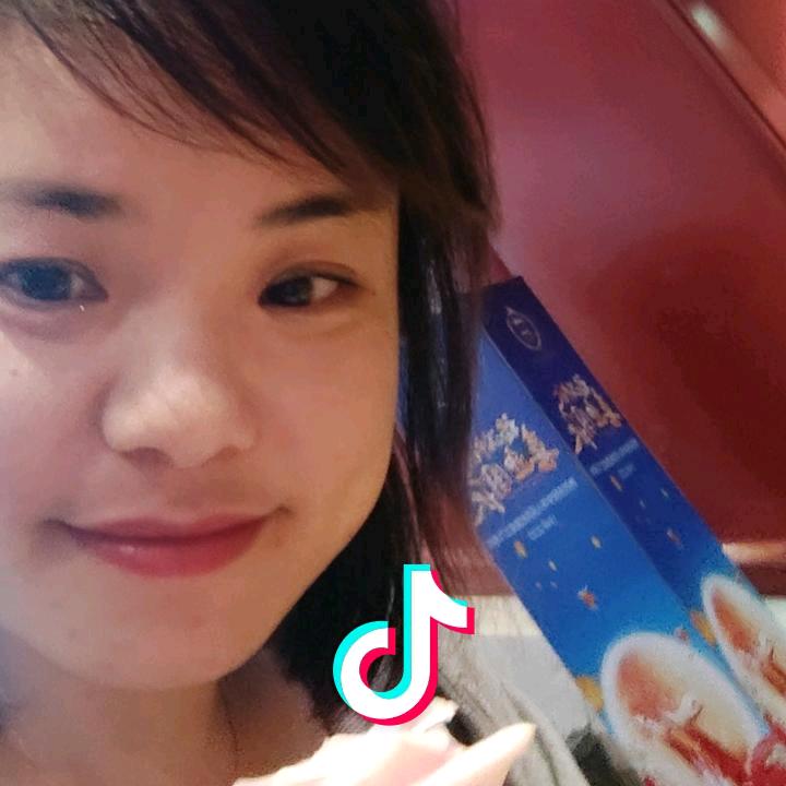 蓉有酒窝
