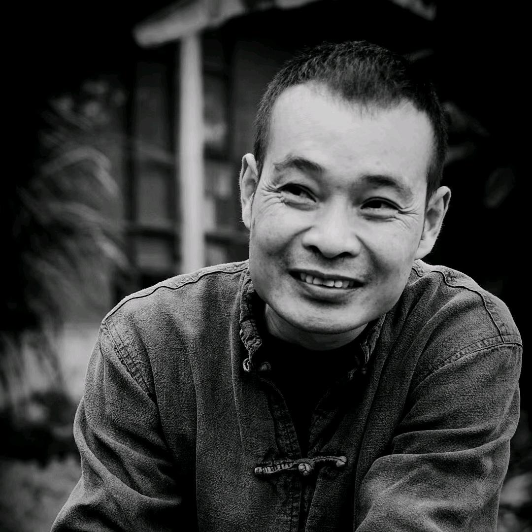 邹丽青熔岩雕塑