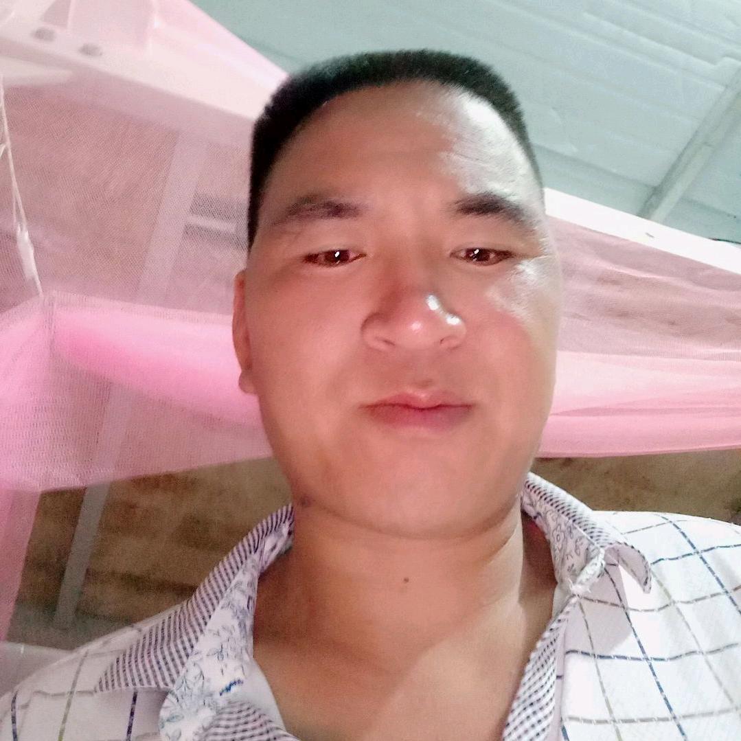 开着拖拉机迎接冬天的到来