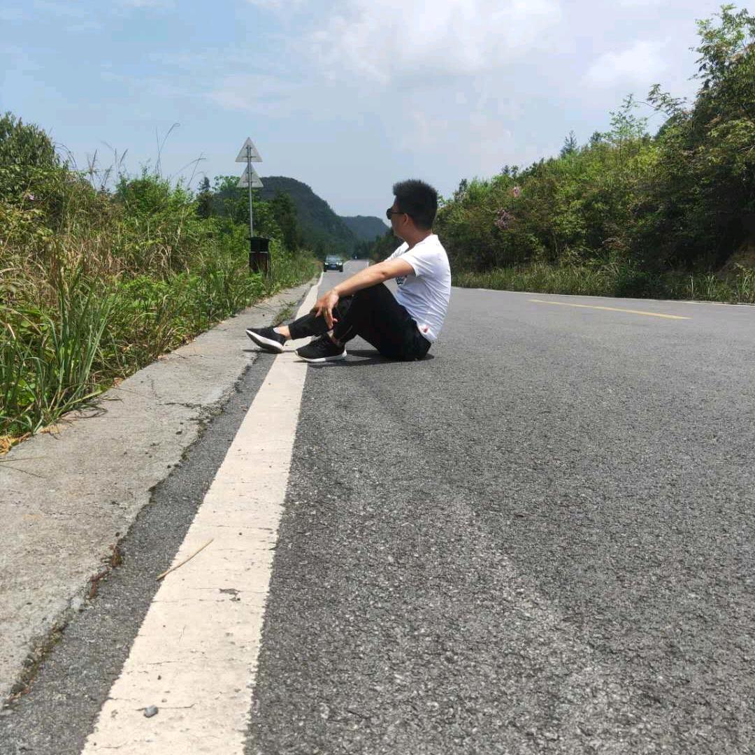 湘西意家房产经纪有限公司，小张