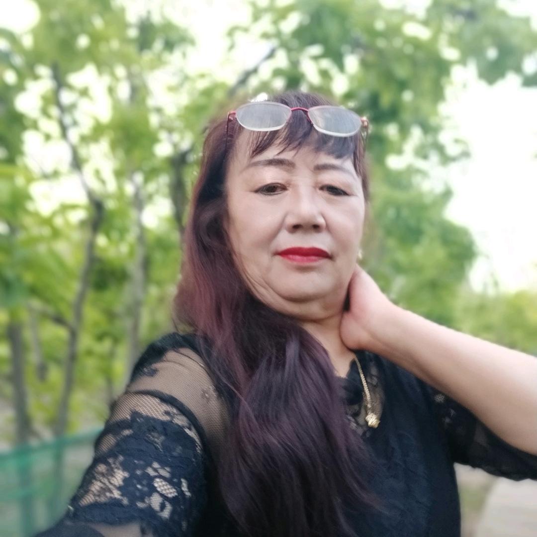 我是萍儿友友们关注我一下吧谢谢友友你们
