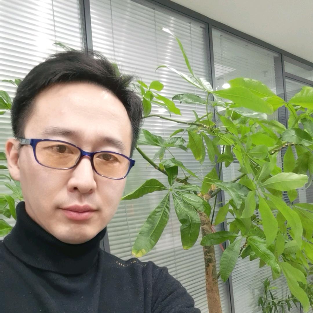 吃绿色食品的熊