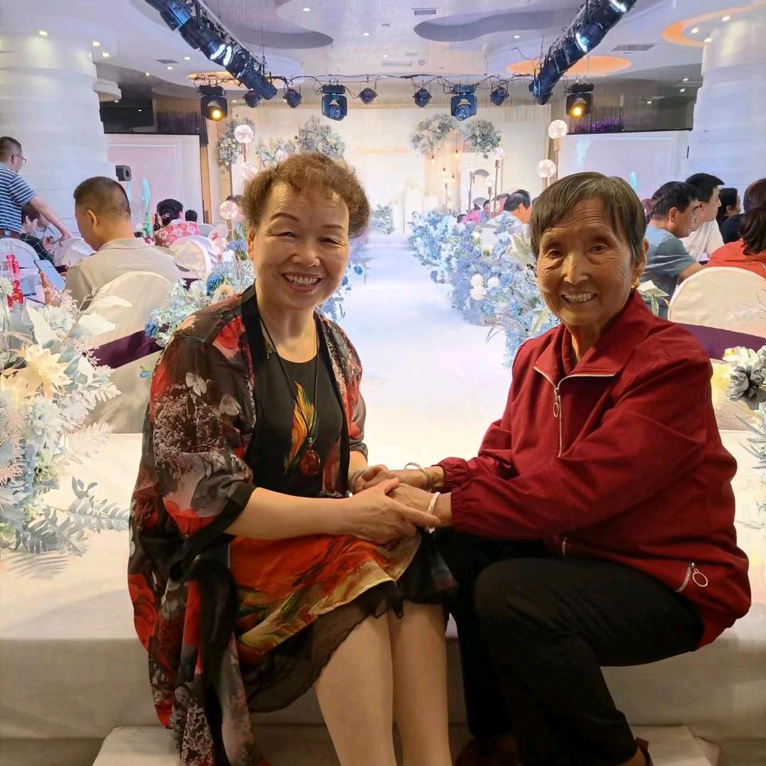 爱唱歌的李奶奶