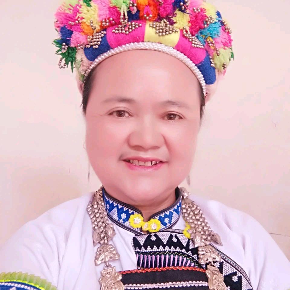 爱唱跳的彝族大姐🌹（睌上8点38开播)