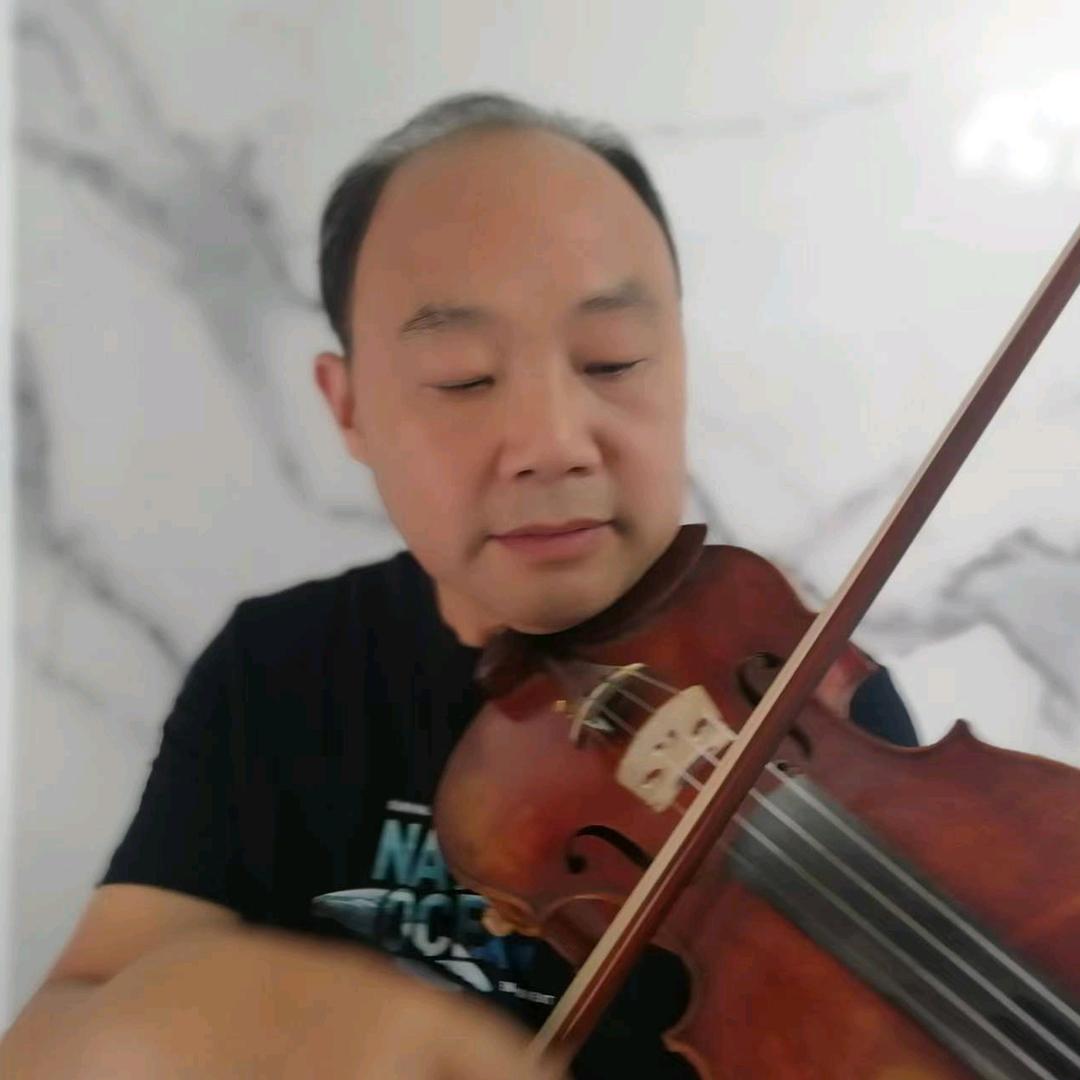 语文老师拉小提琴