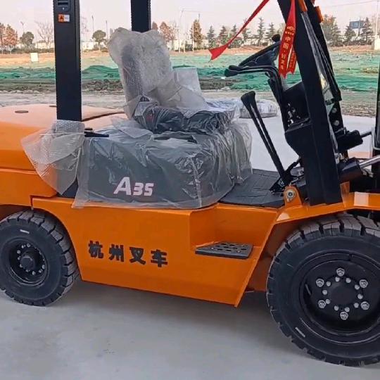 在越南的小宋叉车维修销售