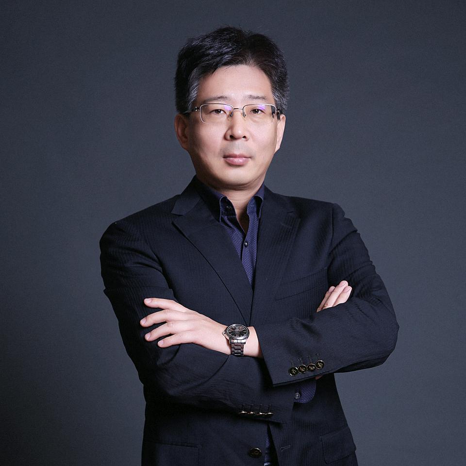 侯予龙 胸外科医生