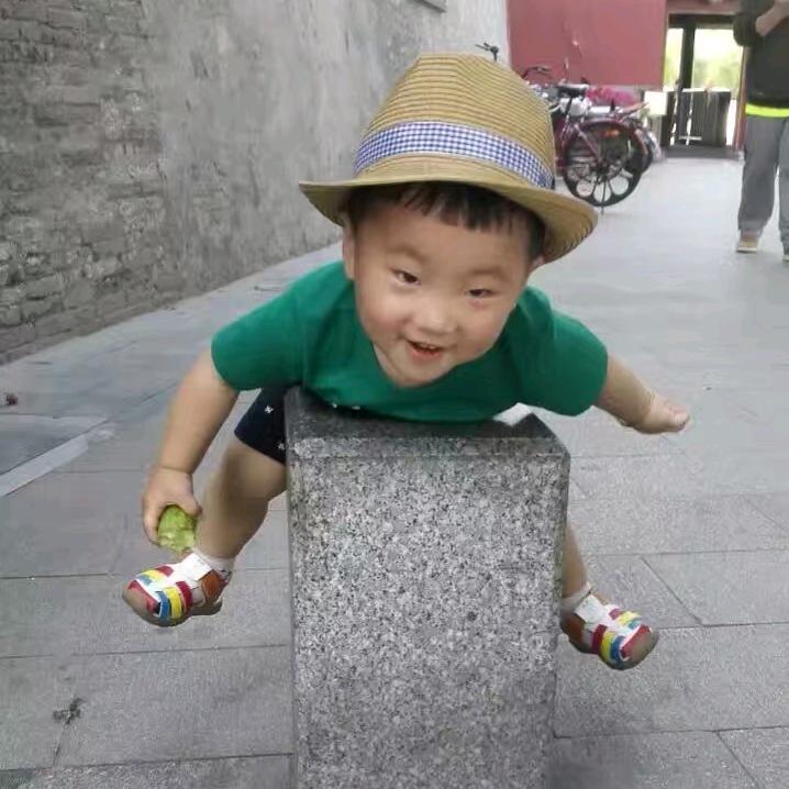 小哥拧巴了