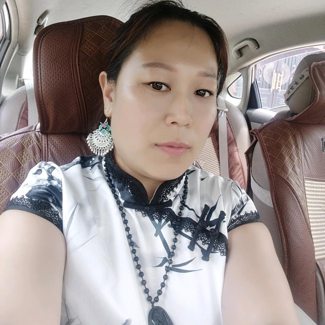 开拉猪车的女司机