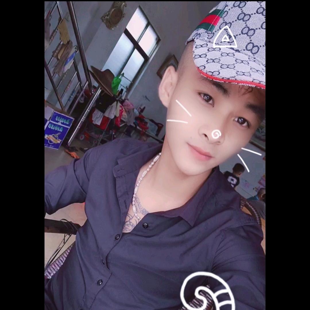 不萌不呆不可爱。还是个帅哥。