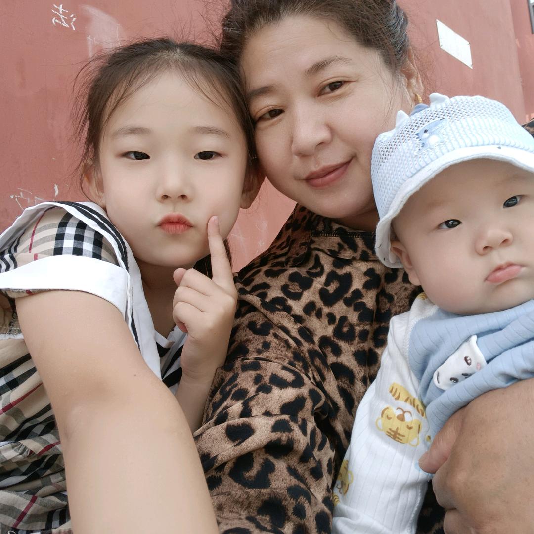 俩宝奶奶开心带娃