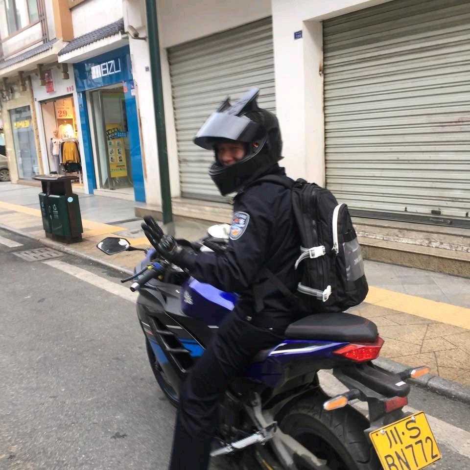 开飞机的舒克