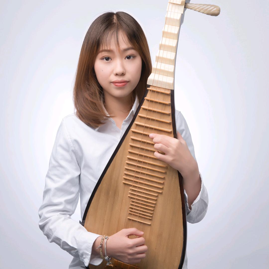 露西老师弹琵琶