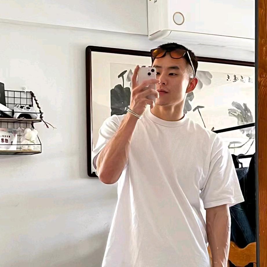 不会穿搭的黑仔