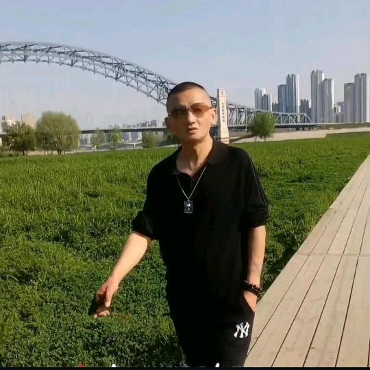 汉口滴岔巴子哥与嘎巴子嫂😂