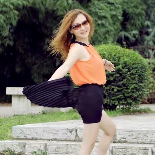 琴妹（小河万科心随舞动团长）