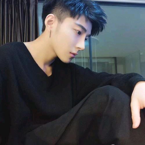 吸着烟徘徊街头