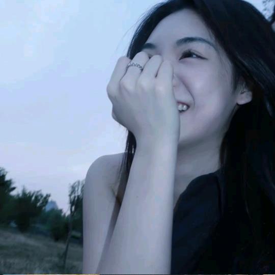 是个女的.