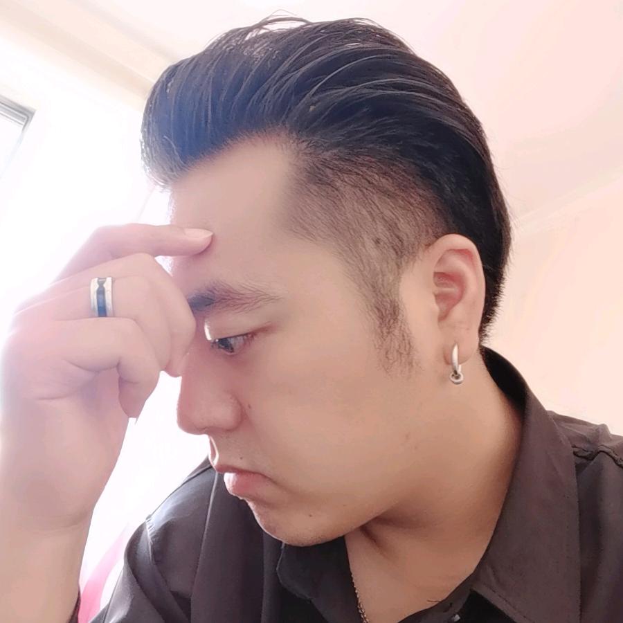 行舟于烟雾间