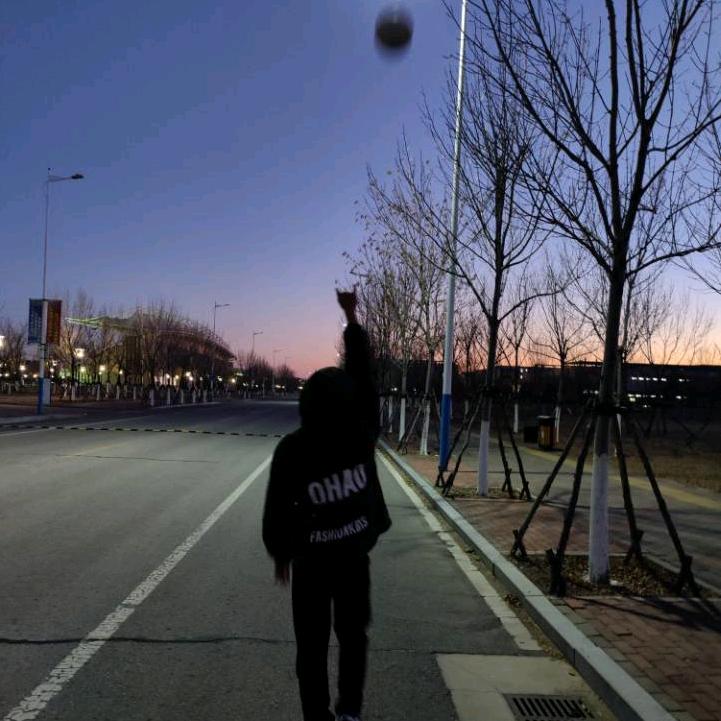 穿30号的坚少