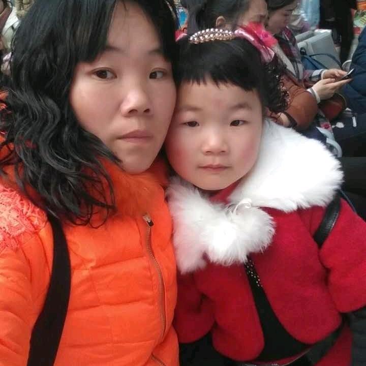 坚强的女人送水桶装水，山水