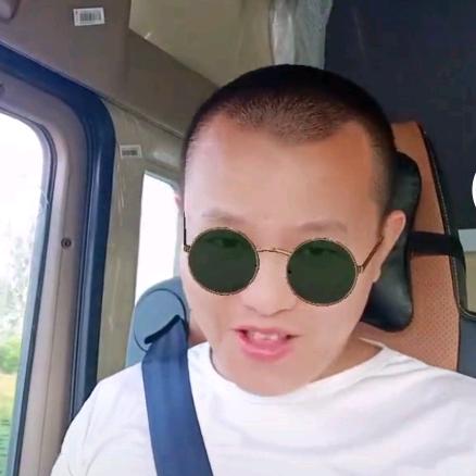 爱唱歌的卡车小伙