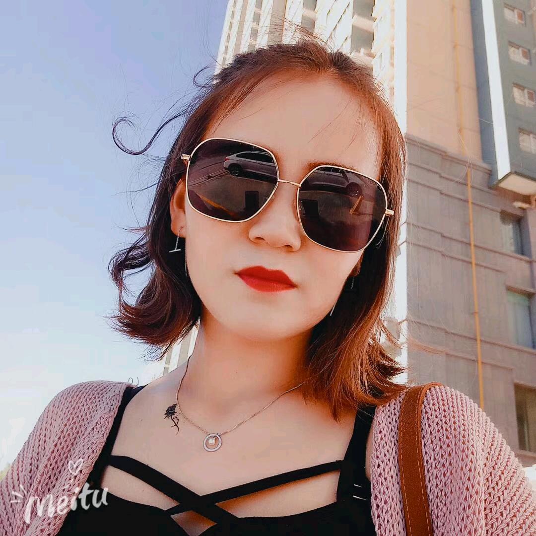 爱臭美的小萨萨