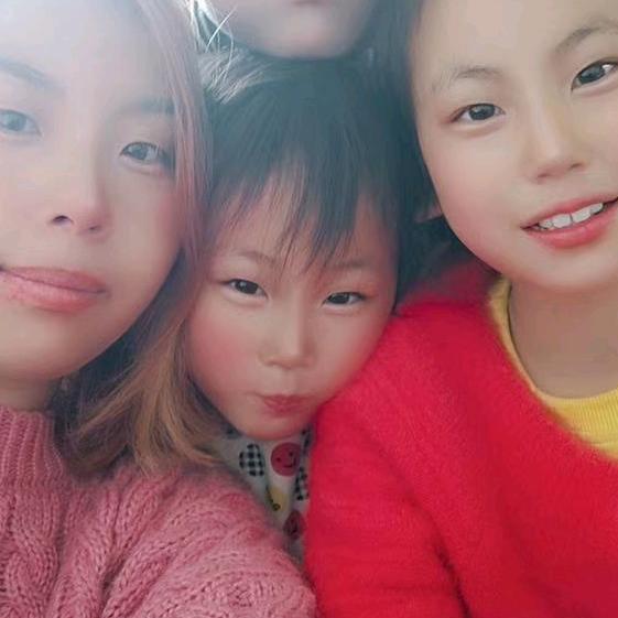 3个小妞的妈妈