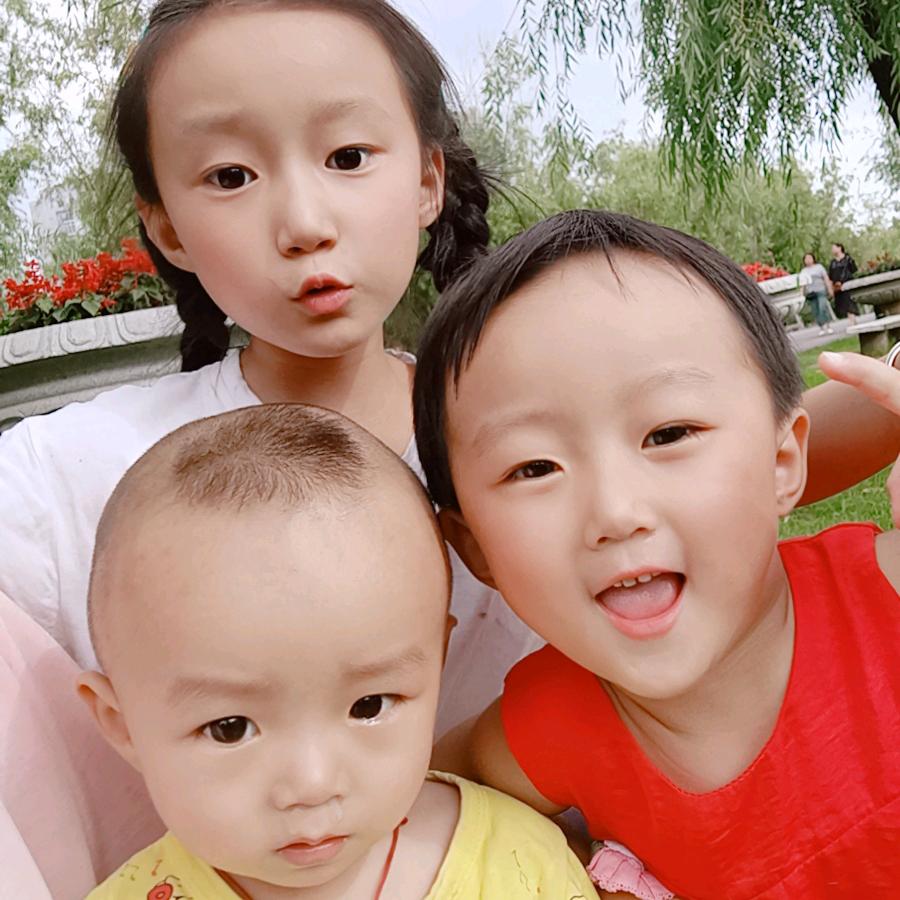 三个小萌娃