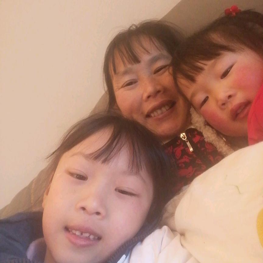 两个孙宝贝的奶奶