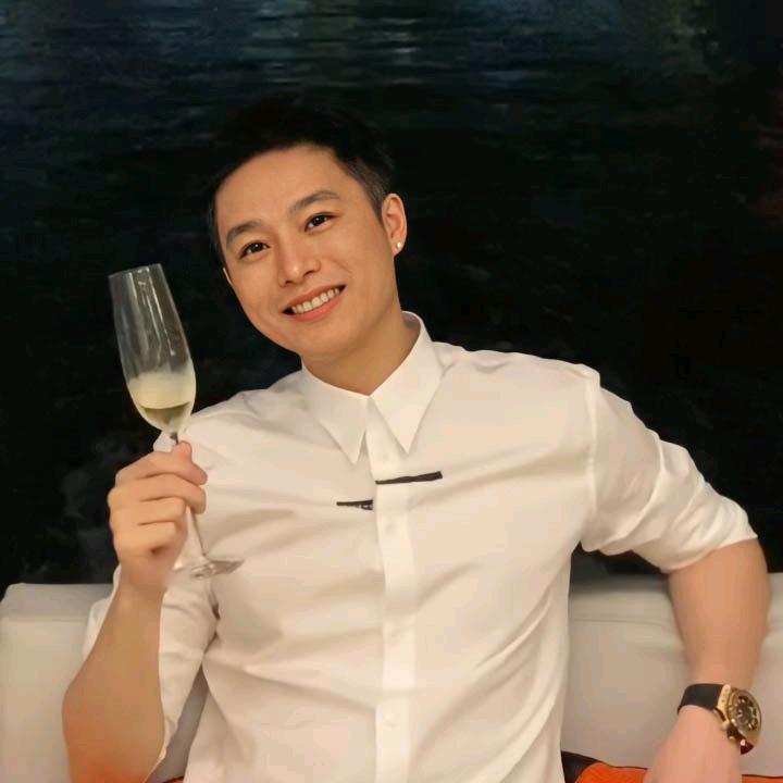 听说女人都爱大叔😄我这个大叔有人爱吗