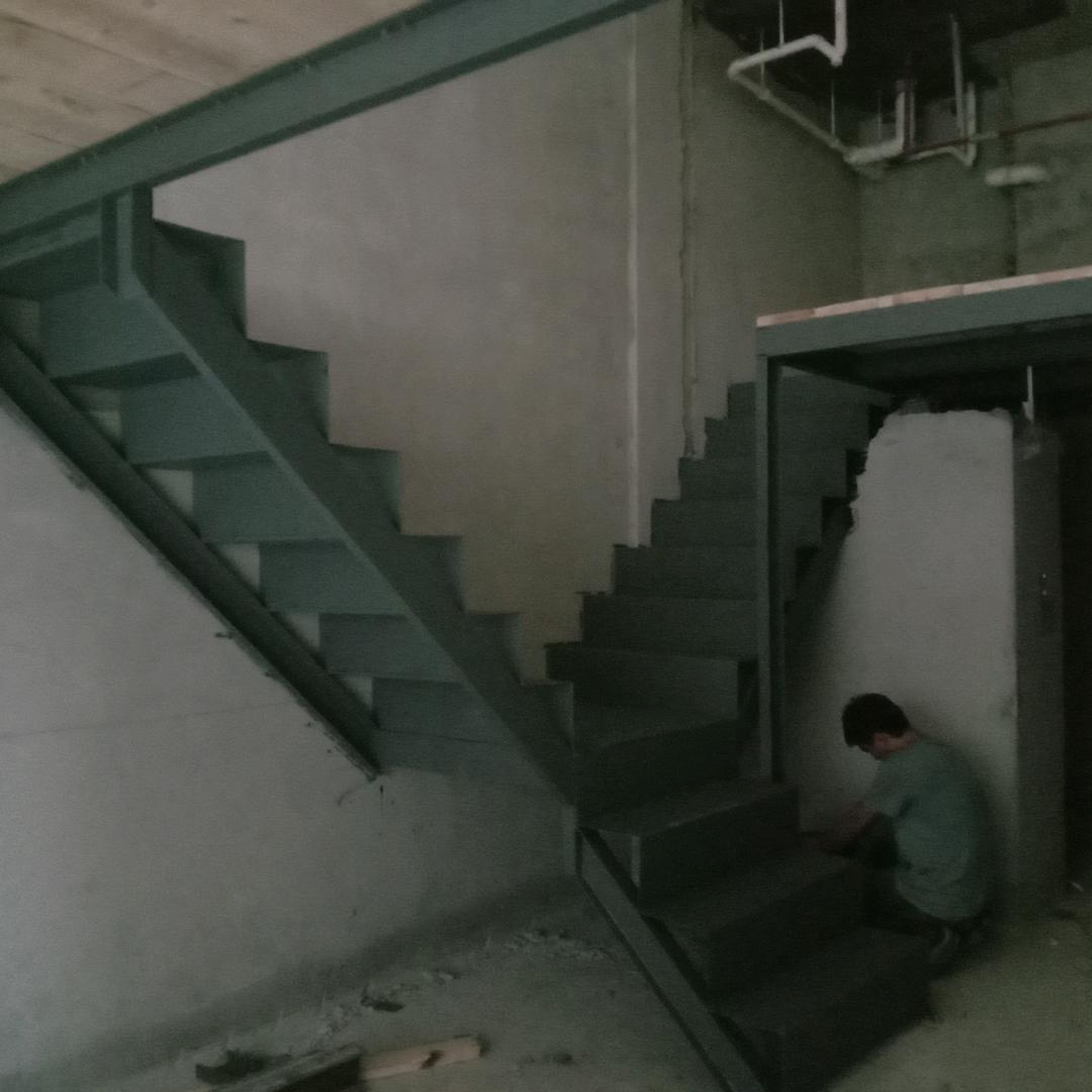 专业钢结构隔层楼梯扶手