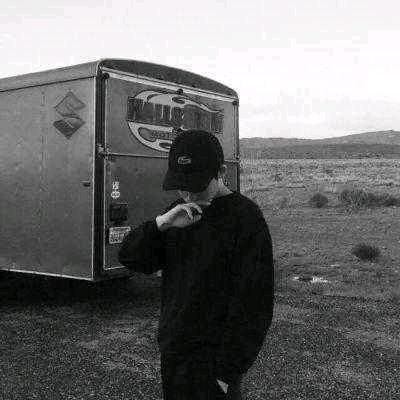 提笔写忧伤落笔映浮华