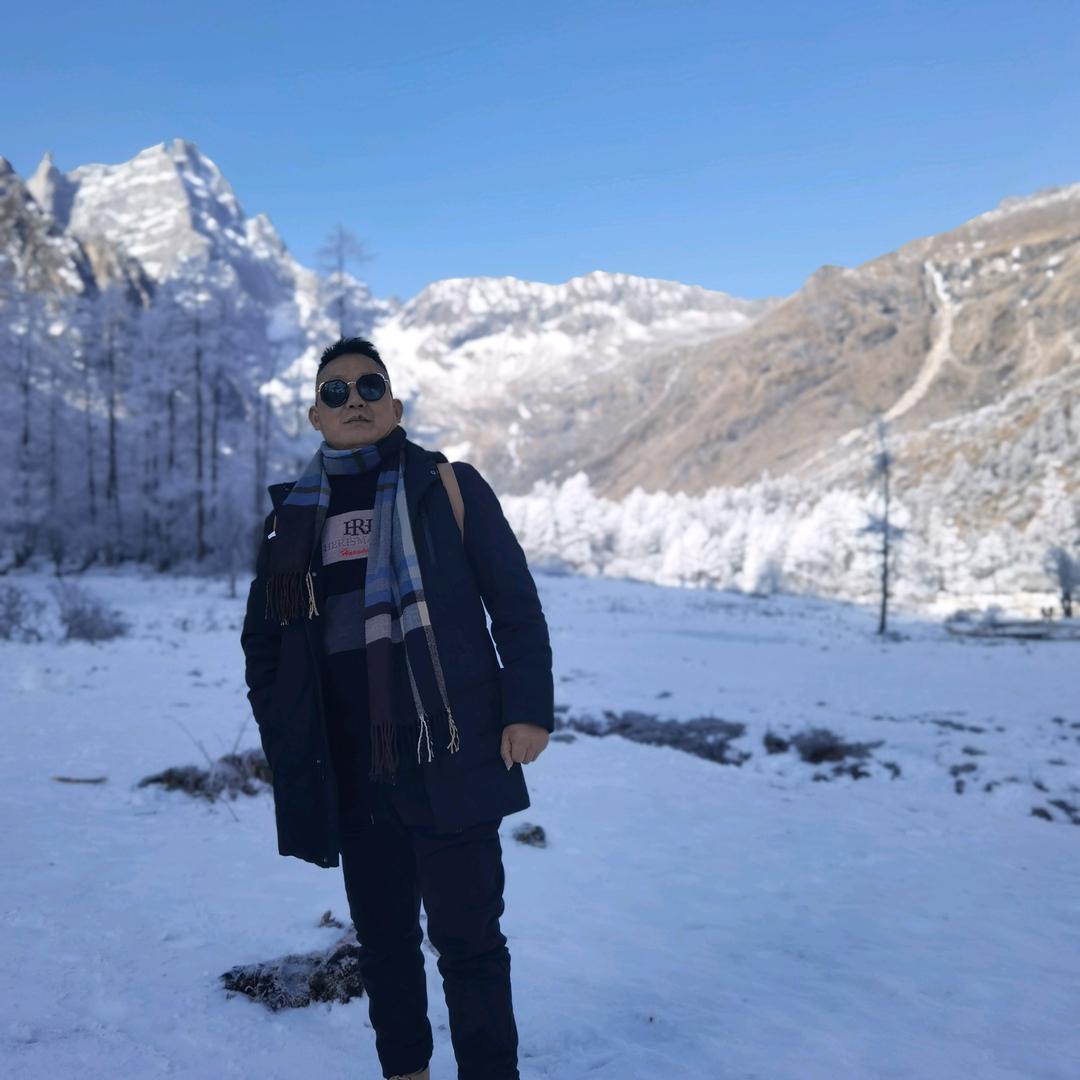 不在年轻，左左