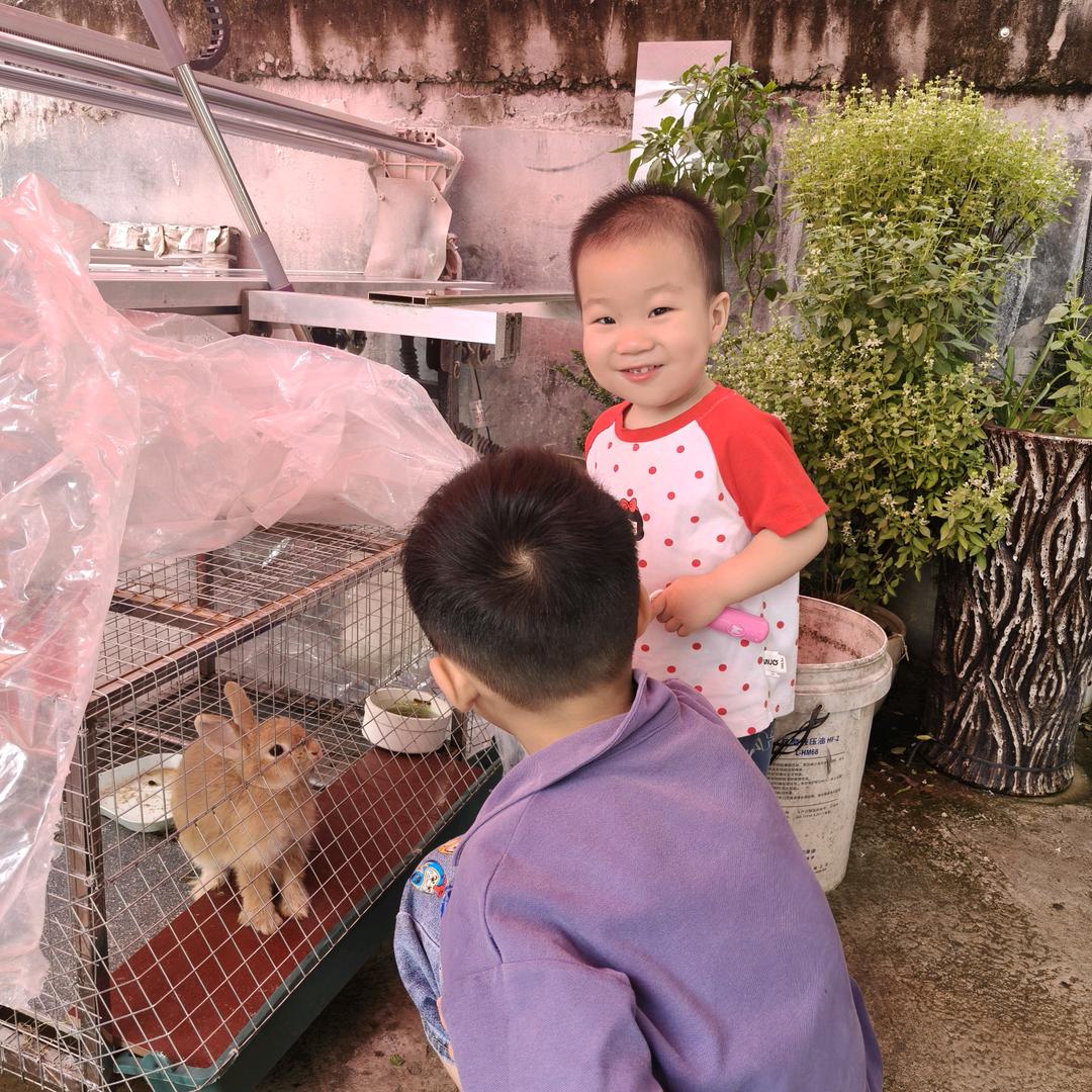 建鹏家私石湾陶瓷.伍秀珍