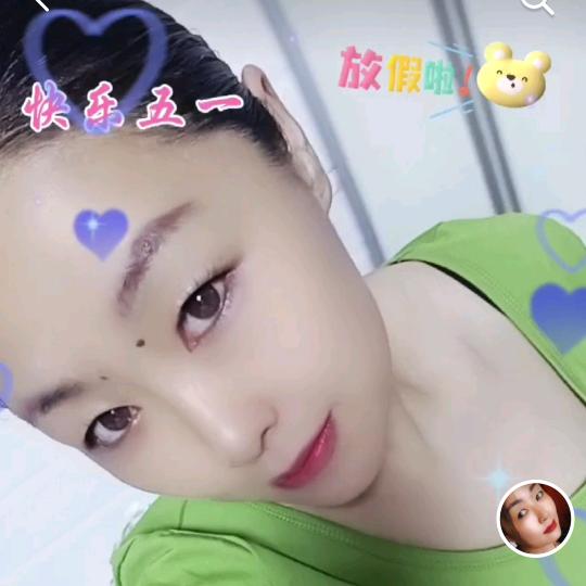 单身妈妈。带着经历和女儿相依为命