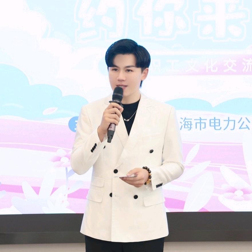 主持人张鑫瑞